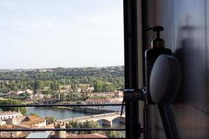 Výhled na řeku, která protéká v blízkosti hotelu