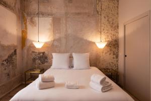 Postel nebo postele na pokoji v ubytování Hôtel La Prison