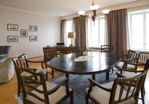 a dining room with a table and chairs at Hotelli-Ravintola Mäntän Klubi in Mänttä