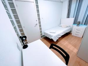 Valencia Apartament Encantador في فالنسيا: غرفة صغيرة بها سرير وطاولة