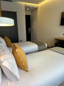 Voodi või voodid majutusasutuse Le M Hôtel toas
