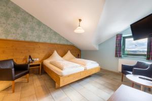 Postel nebo postele na pokoji v ubytování Allgäu-Hotel-Elbsee + 37 fotografií