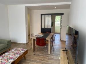 ein Wohnzimmer mit einem Tisch und einem Sofa in der Unterkunft La Serane Appartement T3 in Marseille