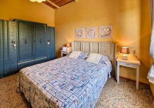 ラ・マッダレーナにあるVillino Marinellaのベッドルーム1室(大型ベッド1台、ナイトスタンド2台付)