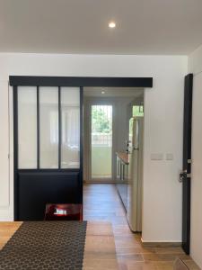 una sala de estar con una puerta que da a una cocina en La Serane Appartement T3, en Marsella