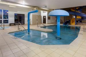 Piscina di Super 8 by Wyndham Lachenaie/Terrebonne o nelle vicinanze
