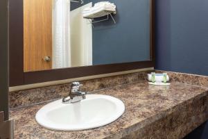 Bagno di Super 8 by Wyndham Lachenaie/Terrebonne