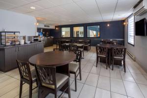 Ristorante o altro punto ristoro di Super 8 by Wyndham Lachenaie/Terrebonne
