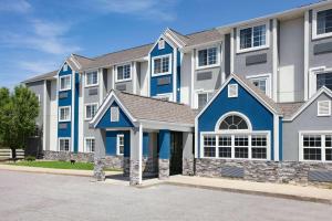 un gran edificio de apartamentos en azul y blanco en Microtel Inn by Wyndham Beckley en Beckley