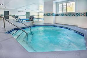 een groot zwembad met blauw water in een gebouw bij Microtel Inn by Wyndham Beckley in Beckley