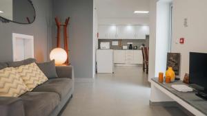 a living room with a couch and a kitchen at Casa do Parque - Casa familiar in Nordeste