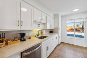 Nhà bếp/bếp nhỏ tại La Jolla Breeze - Ocean Views Condo!