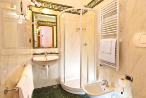 Koupelna v ubytování Hotel Le Querce