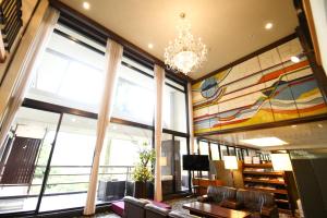 un vestíbulo con sillas y una lámpara de araña en un edificio en Hotel Marroad Hakone, en Hakone