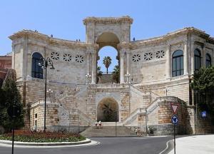 un grand bâtiment en pierre avec une arche à l'avant dans l'établissement Matilde casa vacanze, à Santa Luria