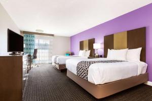 Habitación de hotel con 2 camas y TV de pantalla plana. en La Quinta by Wyndham Pomona en Pomona