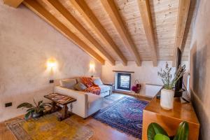 a living room with a couch and a table at Le Camere di Marietta in Rovere Veronese