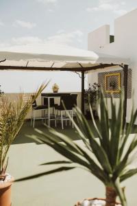 une terrasse avec une table, des chaises et un parasol dans l'établissement Apartamento de la Candelaria I, à Santa Cruz de Tenerife