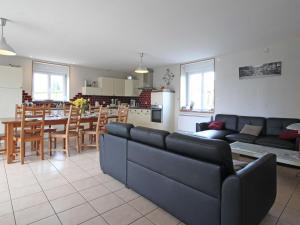 uma sala de estar e cozinha com um sofá e uma mesa em Gîte Landisacq, 6 pièces, 12 personnes - FR-1-497-167 em Landisacq