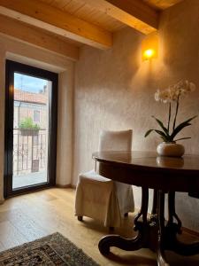 um quarto com uma mesa com um vaso de flores em Le Camere di Marietta em Rovere Veronese