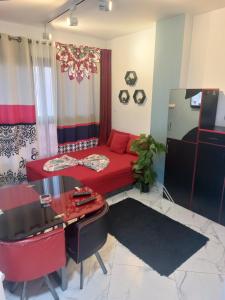 ein Wohnzimmer mit einem roten Sofa und einem Tisch in der Unterkunft بورتو سعيد - Porto Said in `Ezbet Shalabi el-Rûdi