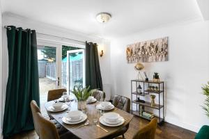 a dining room with a table and chairs at 3-bedroom, sleeps 5 with discounts on long bookings in Loughton