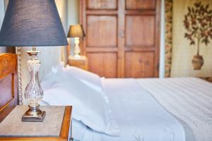 una camera con un letto e una lampada su un tavolo di Residenza Stuart - Green Tea - Dimora Storica a Montepulciano