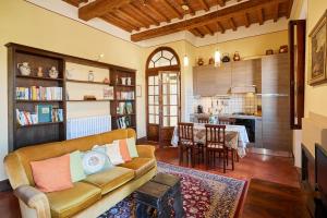 un soggiorno con divano e tavolo di Residenza Stuart - Green Tea - Dimora Storica a Montepulciano