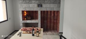 プエルト・マドリンにあるComplejo las Catalinas Dto 1 Aの前のカウンターに肉をかけた暖炉