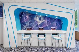 a bar with stools in a blue and white booth at prizeotel Hamburg-St.Pauli in Hamburg