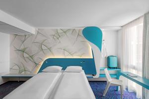 ein Kinderzimmer mit einem Bett und einer Wand in der Unterkunft prizeotel Hamburg-St.Pauli in Hamburg