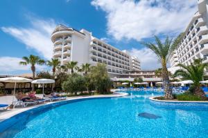 Bazén v ubytování Calido Maris Hotel Ultra All Inclusive nebo v jeho okolí
