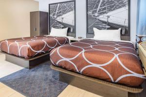 Postel nebo postele na pokoji v ubytování Super 8 by Wyndham Lindenhurst