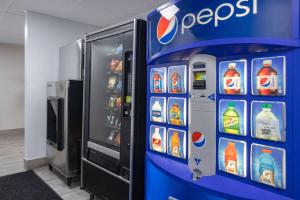 - un réfrigérateur cocacola dans un magasin ouvert dans l'établissement Super 8 by Wyndham Lindenhurst, 