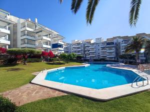 - une piscine en face d'un immeuble dans l'établissement Apartamentos Fuentesol Altamar, à Alcossebre