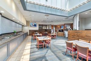 Restaurant o un lloc per menjar a SureStay Plus Hotel by Best Western Price