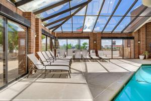 Un grupo de sillas junto a una piscina. en SureStay Plus Hotel by Best Western Price, en Price