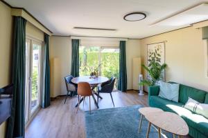 Χώρος καθιστικού στο Gezellig Chalet aan de Veluwse bosrand