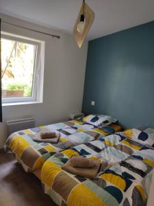 Ένα ή περισσότερα κρεβάτια σε δωμάτιο στο maisonnette cosy bien située