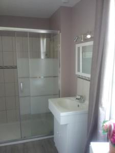 uma casa de banho com um chuveiro, um WC e um lavatório. em Au Sourire des Jeunes em Brécey