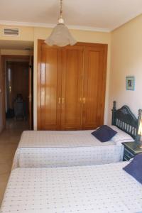 1 dormitorio con 2 camas y armario en Apartamento Carmenchu Gemelos 20, en Benidorm