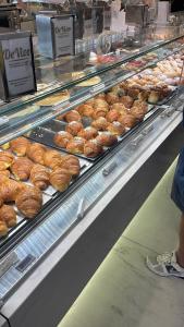 una vitrina en una panadería llena de donuts en Four Pompei en Pompeya