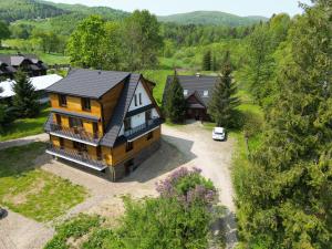 an overhead view of a house with a black roof at Apartamenty Drewno i Kamień in Wetlina