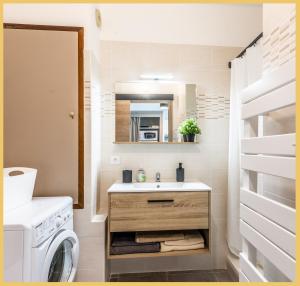 ein kleines Bad mit einem Waschbecken und einer Waschmaschine in der Unterkunft Studio Haut de gamme Cluses in Cluses