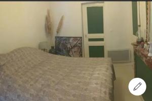 Schlafzimmer mit einem Bett, einem Fenster und einer Tür in der Unterkunft Appartement idéal en centre ville in Pont-Audemer