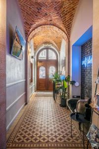 een hal met een grote houten deur in een gebouw bij Aparthotel Pergamin in Krakau +33 foto's