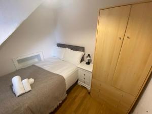 Katil atau katil-katil dalam bilik di 2 Bed Townhouse Eyre Square City Centre