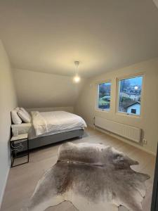 - une chambre avec un lit et un tapis au sol dans l'établissement Villa nära till natur och stan, à Göteborg