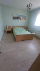 ein Schlafzimmer mit einem großen Bett in einem Zimmer in der Unterkunft Gite maison de campagne in Boissey-le-Châtel