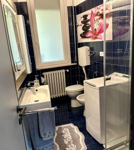 a small bathroom with a toilet and a sink at Appartamento al mare in Rimini